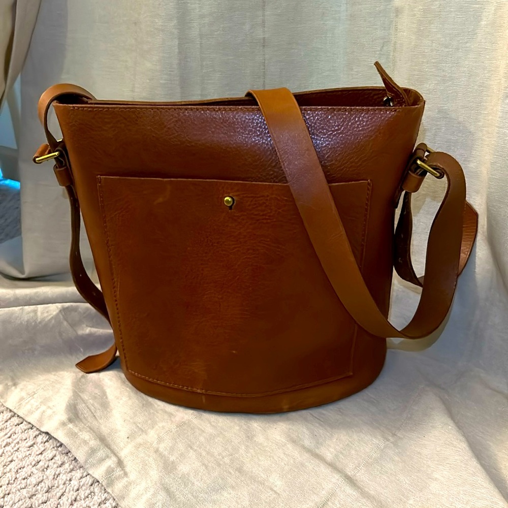 Madewell Transport Bucket Bag in English Saddle with Zipper
